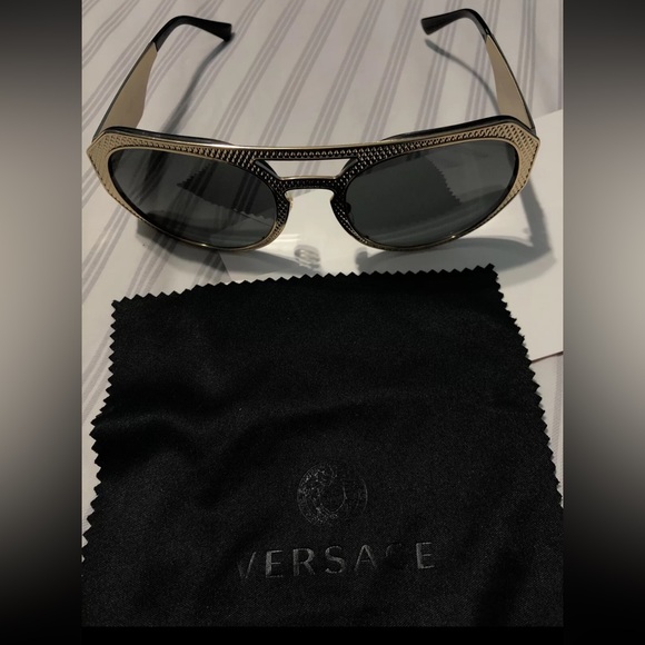 Versace - Picture 12 of 12